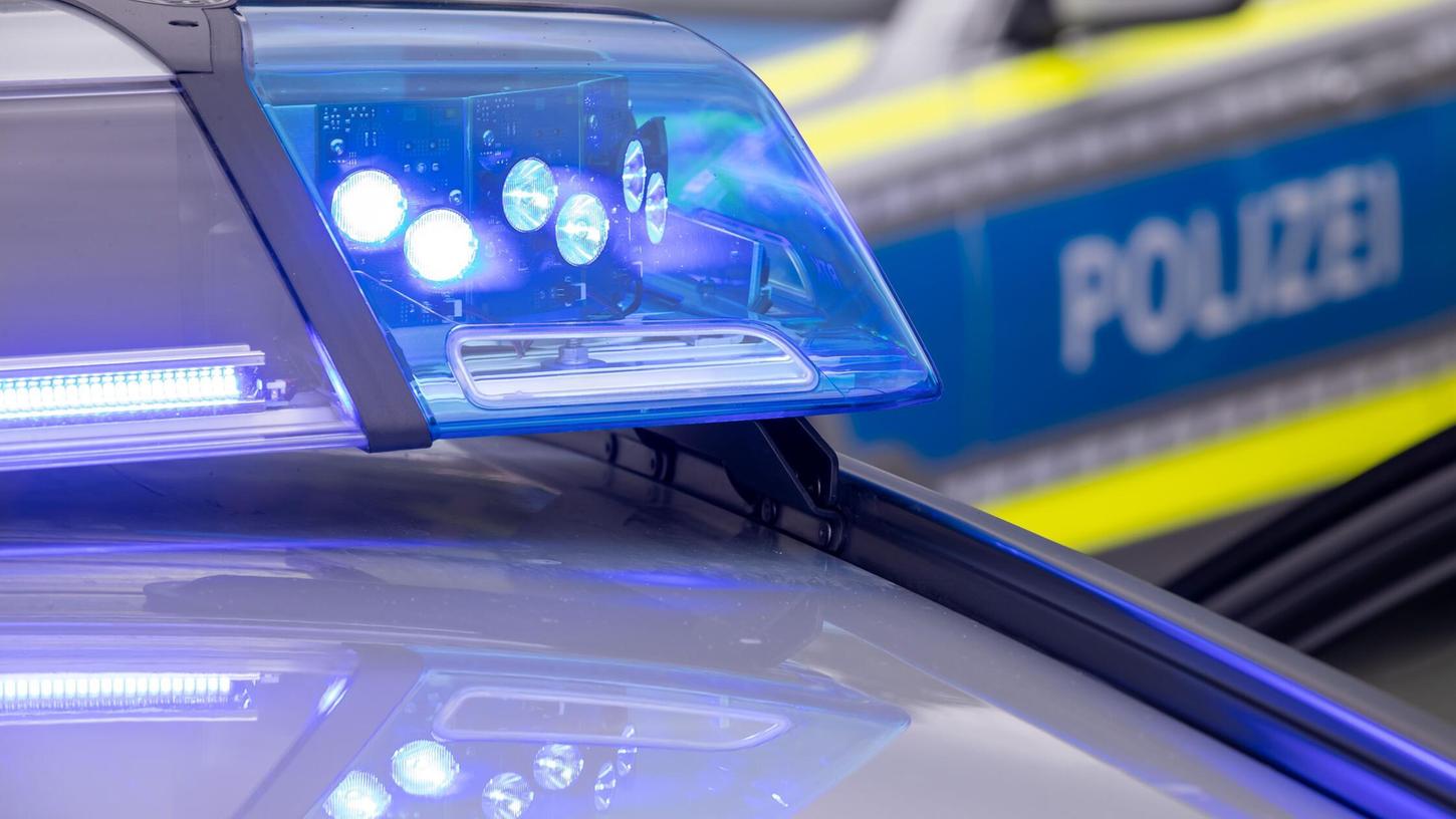 ARCHIV - 04.08.2021, Bayern, Nürnberg: Ein Blaulicht auf dem Dach eines Polizeifahrzeugs. (zu dpa: «Autos stoßen bei Lichtenau zusammen - zwei Verletzte») Foto: Daniel Karmann/dpa +++ dpa-Bildfunk +++ ARCHIV - 04.08.2021, Bayern, Nürnberg: Ein Blaulicht auf dem Dach eines Polizeifahrzeugs. (zu dpa: «Autos stoßen bei Lichtenau zusammen - zwei Verletzte») Foto: Daniel Karmann/dpa +++ dpa-Bildfunk +++