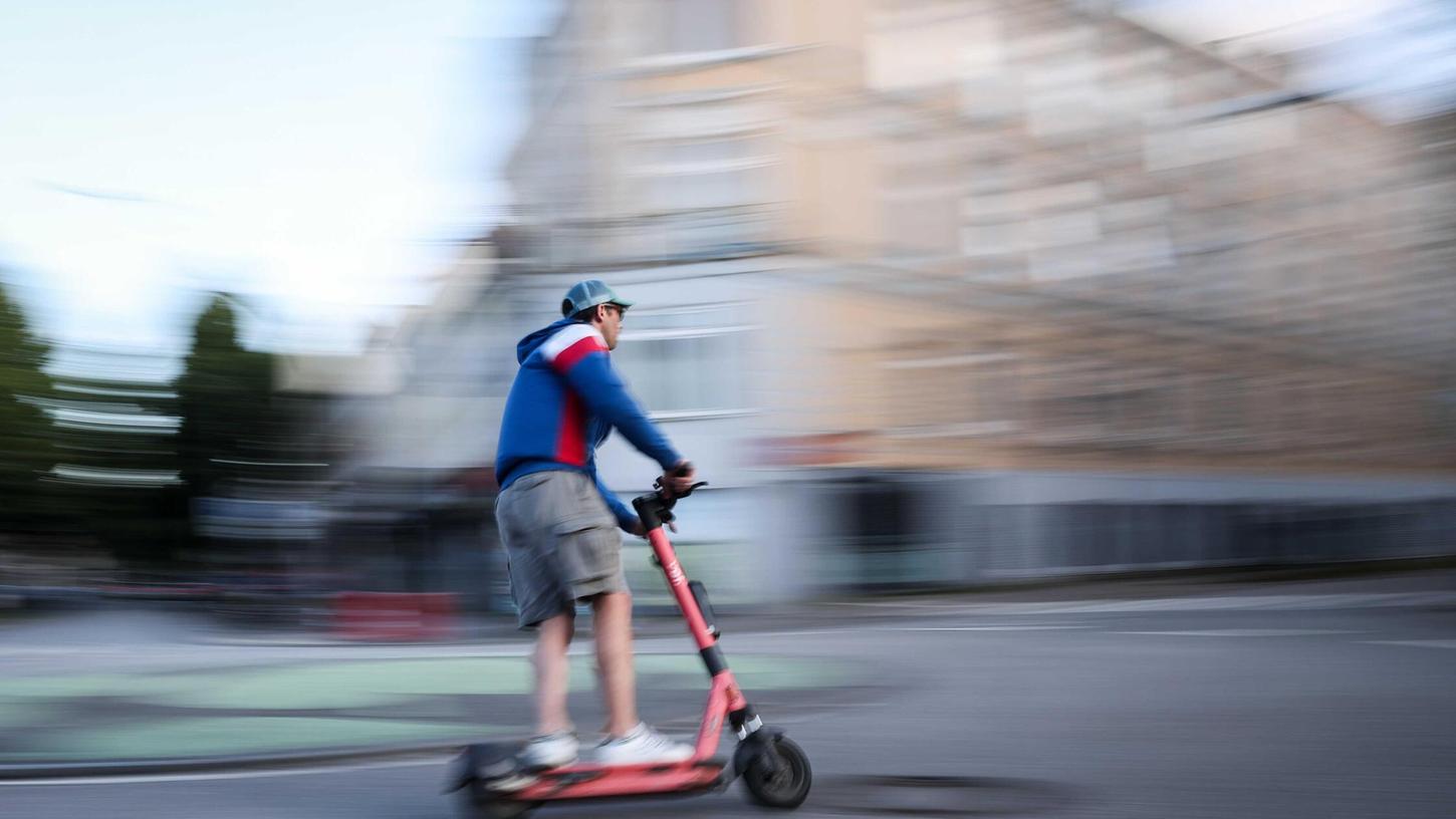 Merke: Mit 2,36 Promille Alkohol im Blut sollte man auch nicht mehr mit dem E-Scooter fahren (Symbolbild). Merke: Mit 2,36 Promille Alkohol im Blut sollte man auch nicht mehr mit dem E-Scooter fahren (Symbolbild).