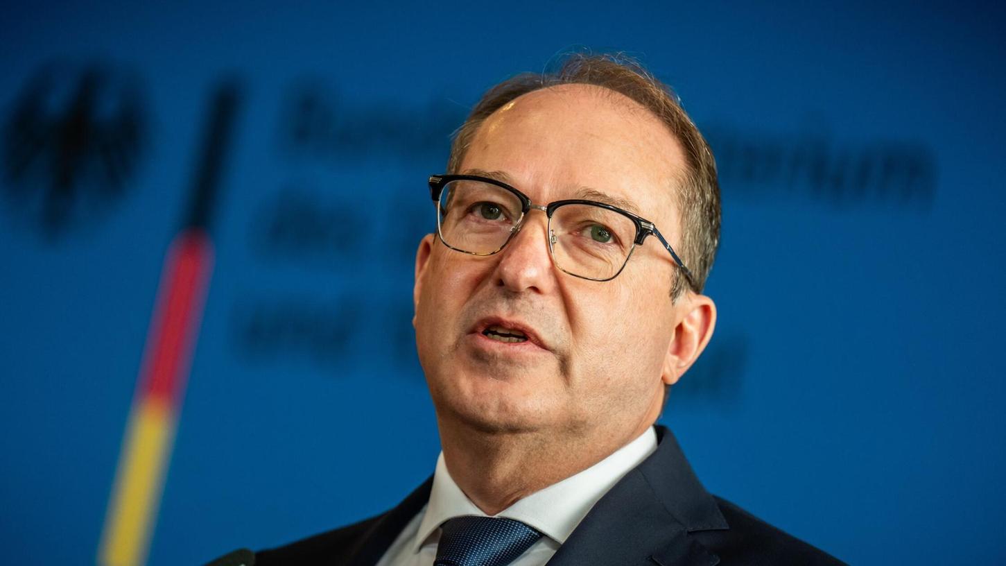 Innenminister verbietet Reichsbürger-Gruppe. Innenminister verbietet Reichsbürger-Gruppe.