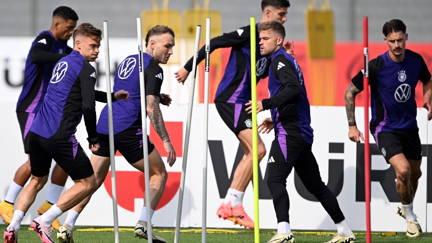 Die Nationalspieler Benjamin Henrichs, Joshua Kimmich, David Raum, Kai Havertz, Maximilian Mittelstädt und Robin Koch (von links nach rechts) in Aktion während des Trainings in Herzogenaurach 2024. Auch 2025 trainieren sie wieder im Trainingszentrum. Die Nationalspieler Benjamin Henrichs, Joshua Kimmich, David Raum, Kai Havertz, Maximilian Mittelstädt und Robin Koch (von links nach rechts) in Aktion während des Trainings in Herzogenaurach 2024. Auch 2025 trainieren sie wieder im Trainingszentrum.