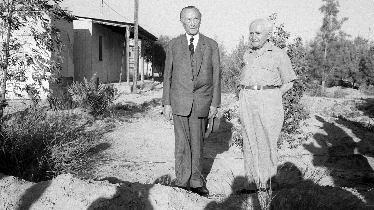 Vor 60 Jahren begannen die Beziehungen: Bundeskanzler Konrad Adenauer (links) mit dem israelischen Staatsgründer David Ben Gurion vor Fotografen in der Negev-Wüste. Vor 60 Jahren begannen die Beziehungen: Bundeskanzler Konrad Adenauer (links) mit dem israelischen Staatsgründer David Ben Gurion vor Fotografen in der Negev-Wüste.