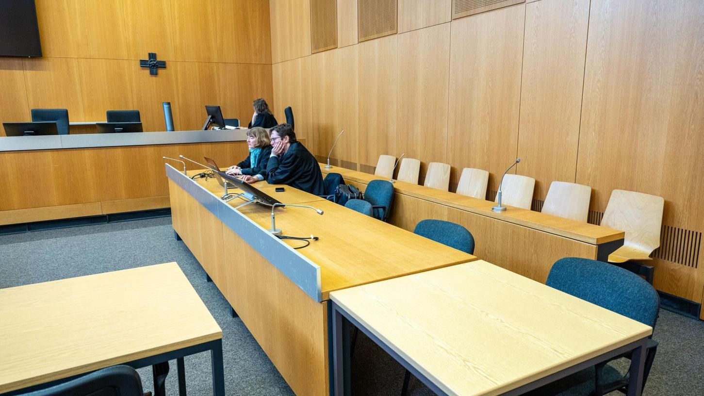 Am Dienstag hätte der Mordprozess gegen eine Frau aus Freising beginnen sollen. Die Angeklagte erschien jedoch nicht, es musste zunächst geklärt werden, ob sie transportfähig ist. Letztlich wurde die Verhandlung abgesagt, auch die Verteidiger Julia Weinmann (l) und Philip Müller warteten vergeblich. Am Dienstag hätte der Mordprozess gegen eine Frau aus Freising beginnen sollen. Die Angeklagte erschien jedoch nicht, es musste zunächst geklärt werden, ob sie transportfähig ist. Letztlich wurde die Verhandlung abgesagt, auch die Verteidiger Julia Weinmann (l) und Philip Müller warteten vergeblich.