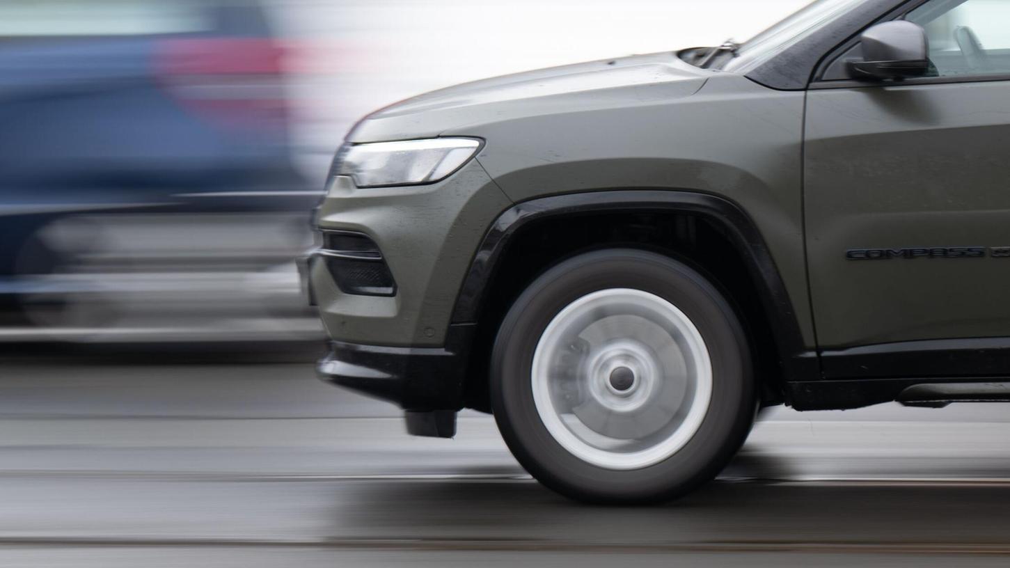 Nach einem Unfall ist die Polizei Gunzenhausen auf der Suche nach dem Fahrer eines schwarzen SUV mit Bayreuther Kennzeichen (Symbolbild). Nach einem Unfall ist die Polizei Gunzenhausen auf der Suche nach dem Fahrer eines schwarzen SUV mit Bayreuther Kennzeichen (Symbolbild).