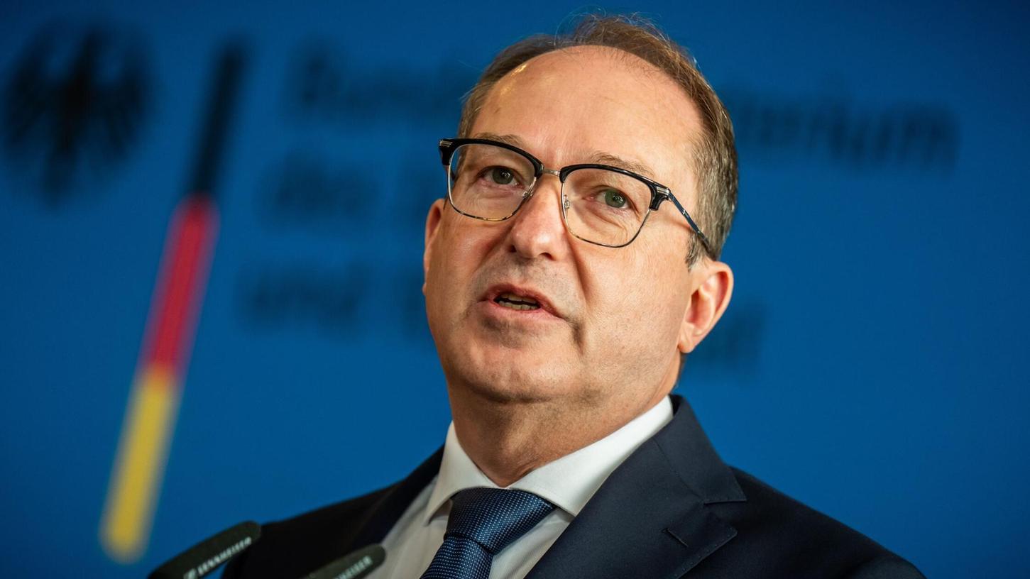 Bundesinnenminister Alexander Dobrindt (CSU) ordnete das Vereinsverbot an. Bundesinnenminister Alexander Dobrindt (CSU) ordnete das Vereinsverbot an.