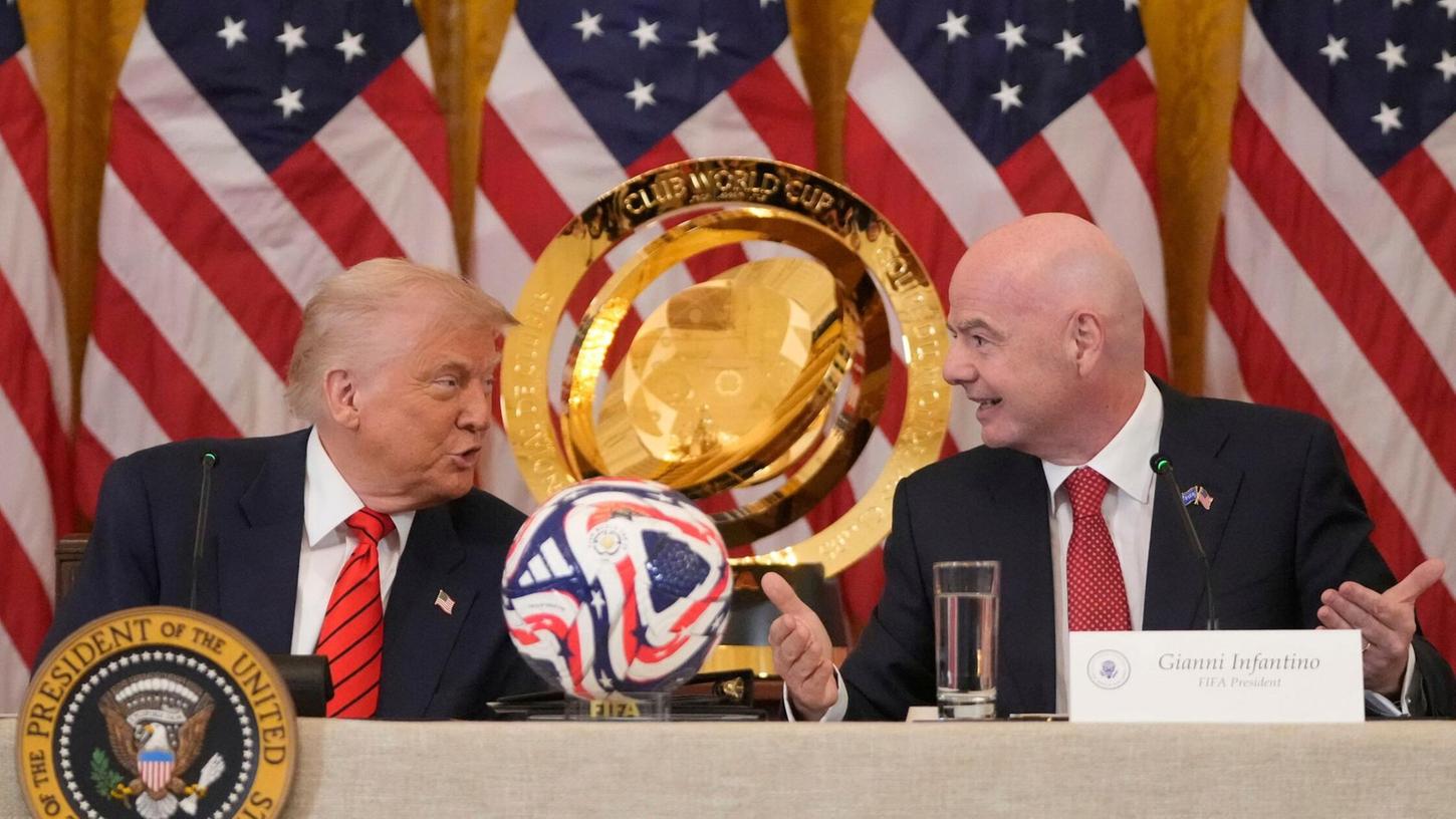 FIFA-Chef Infantino zelebriert die Nähe zu US-Präsident Trump. FIFA-Chef Infantino zelebriert die Nähe zu US-Präsident Trump.