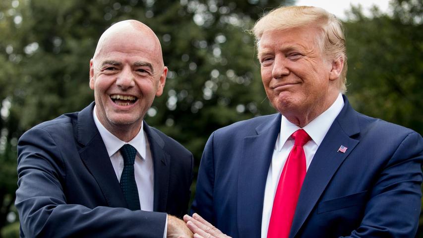 Zwei, die sich verstehen: FIFA-Chef Infantino (l.) und US-Präsident Donald Trump (r.) Zwei, die sich verstehen: FIFA-Chef Infantino (l.) und US-Präsident Donald Trump (r.)