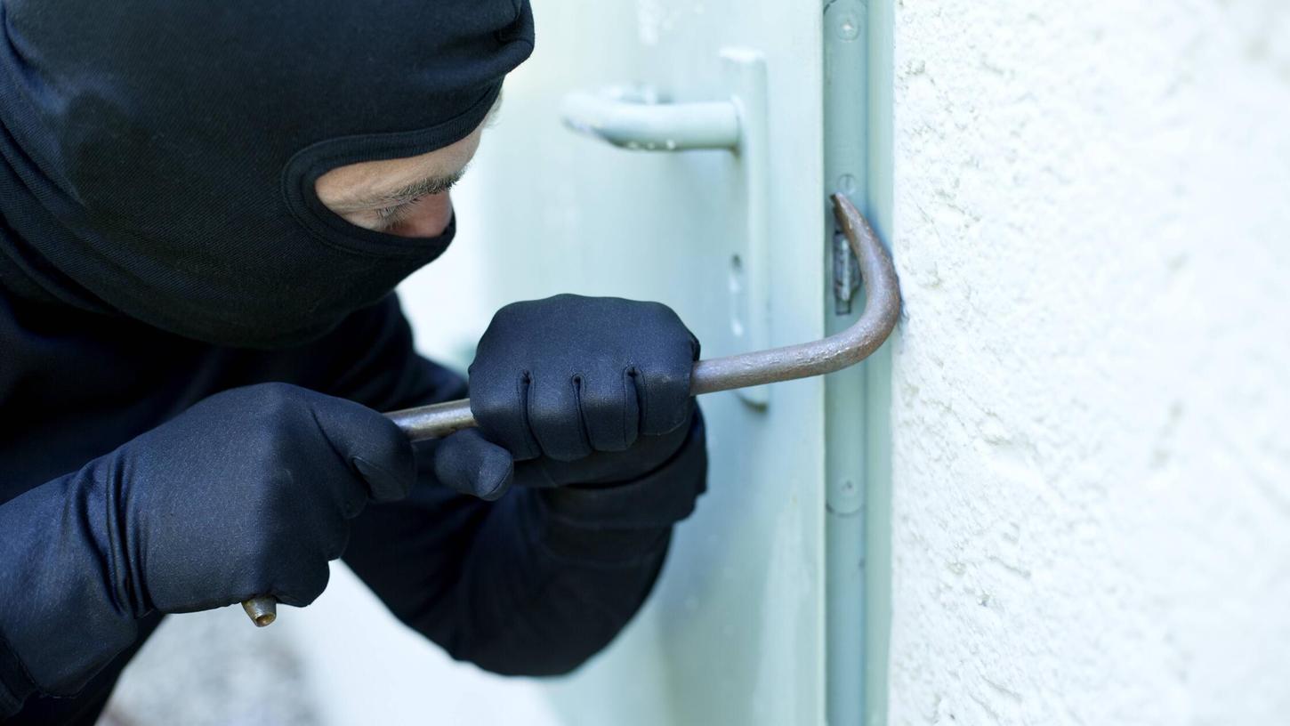 Der Einbrecher wurde auf frischer Tat ertappt (Symbolbild). Der Einbrecher wurde auf frischer Tat ertappt (Symbolbild).