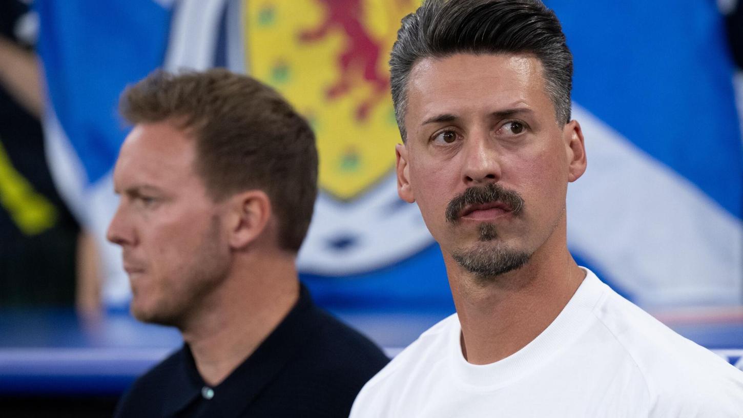 Sandro Wagner (r) hat mehrere Optionen für seine Zukunft. Sandro Wagner (r) hat mehrere Optionen für seine Zukunft.