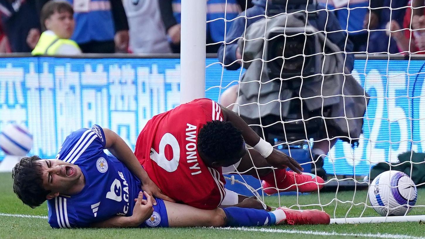 Schmerzhaft: Forest-Stürmer Awoniyi (r) kollidiert im Spiel gegen Leicester City mit dem Pfosten. Schmerzhaft: Forest-Stürmer Awoniyi (r) kollidiert im Spiel gegen Leicester City mit dem Pfosten.