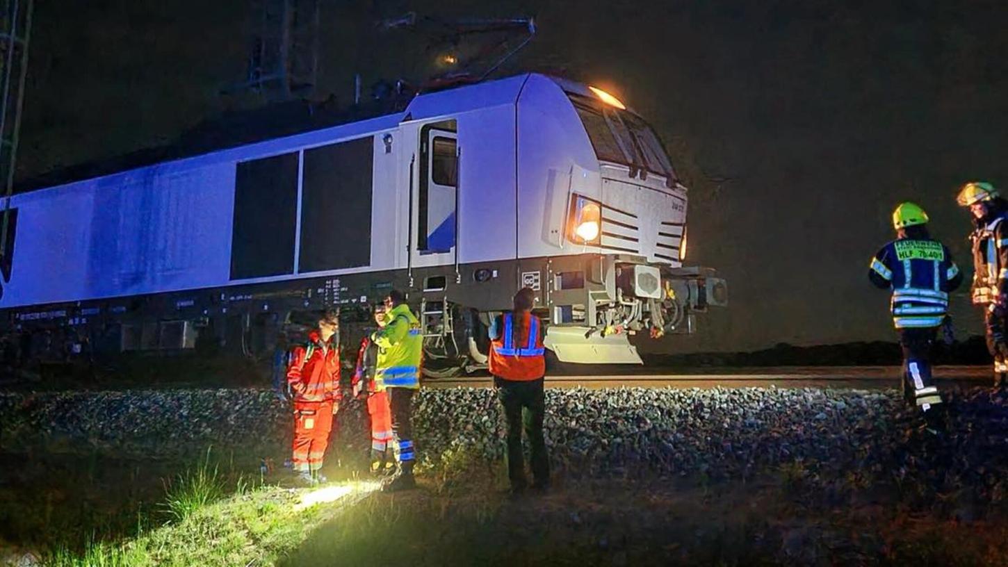 Der Güterzug steht auf den Gleisen zwischen Baiersdorf und Bubenreuth und die Einsatzkräfte gehen ihrer Arbeit nach. Der Güterzug steht auf den Gleisen zwischen Baiersdorf und Bubenreuth und die Einsatzkräfte gehen ihrer Arbeit nach.