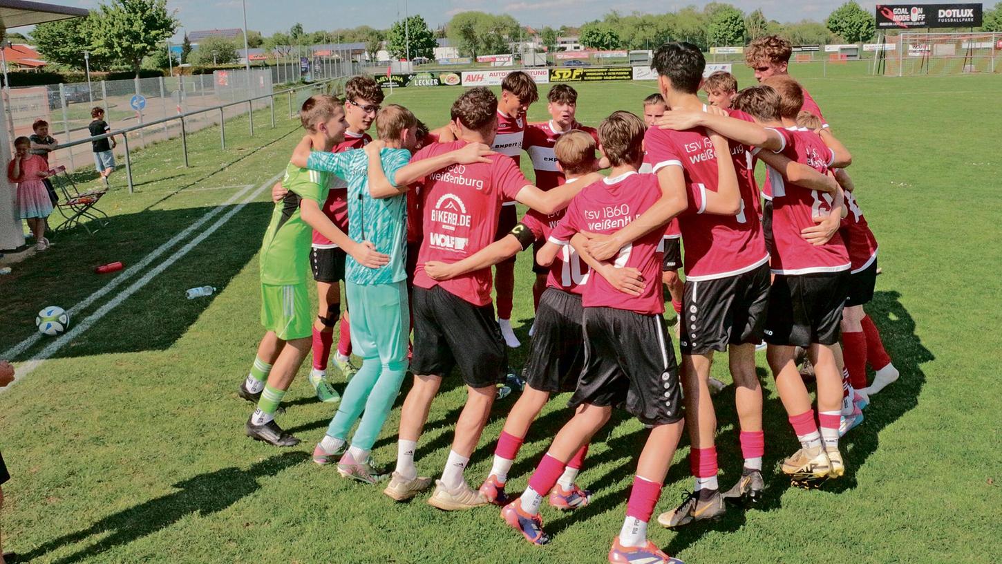Vor zwei Wochen konnte die U15 des TSV 1860 den Sieg im Kreispokal bejubeln. Nun geht es auf mittelfränkischer Ebene weiter. Vor zwei Wochen konnte die U15 des TSV 1860 den Sieg im Kreispokal bejubeln. Nun geht es auf mittelfränkischer Ebene weiter.