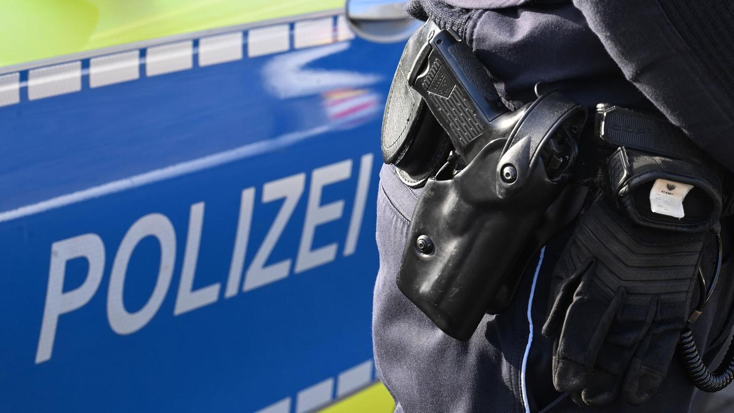 Ein Polizist trägt eine Dienstwaffe an seinem Gürtel. (zu dpa: «Zweifacher Mordversuch - Polizei nimmt Verdächtigen fest») Ein Polizist trägt eine Dienstwaffe an seinem Gürtel. (zu dpa: «Zweifacher Mordversuch - Polizei nimmt Verdächtigen fest»)