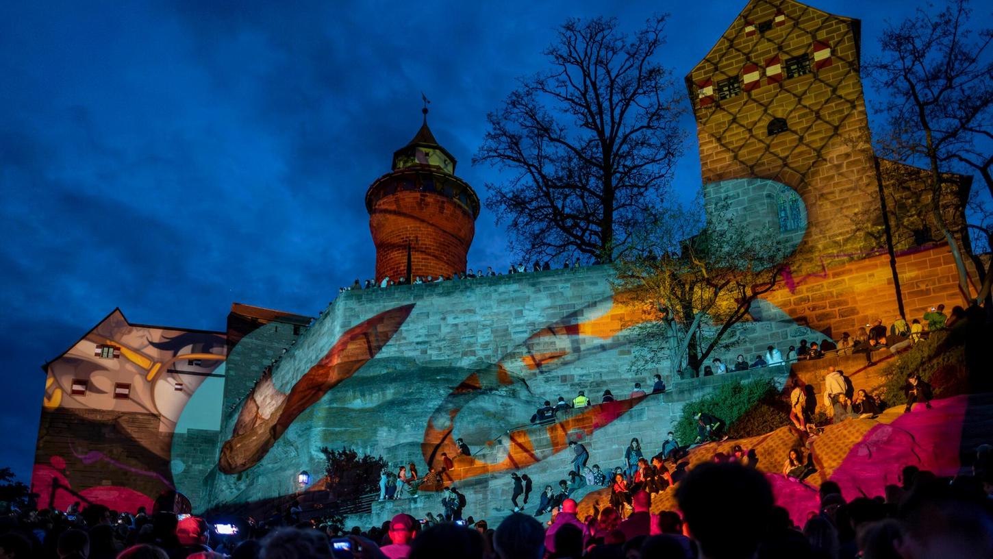 Wegen der Blauen Nacht kommt es am 17. Mai zu Verkehrseinschränkungen und Umleitungen. Wegen der Blauen Nacht kommt es am 17. Mai zu Verkehrseinschränkungen und Umleitungen.