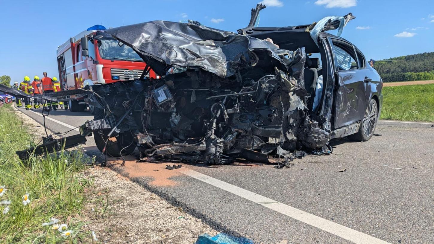 Aus bislang unbekannten Gründen kollidierten zwei Fahrzeuge auf der Staatsstraße 2222 auf Höhe des Pleinfelder Ortsteils Veitserlbach. Aus bislang unbekannten Gründen kollidierten zwei Fahrzeuge auf der Staatsstraße 2222 auf Höhe des Pleinfelder Ortsteils Veitserlbach.