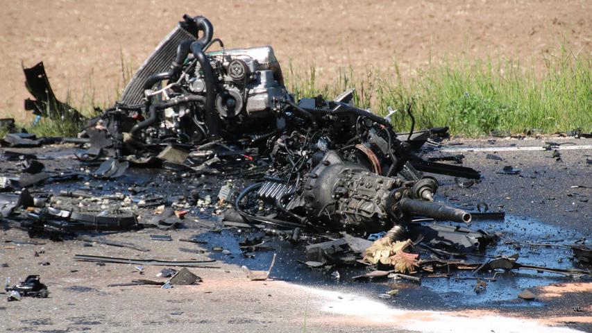 Wie schwer die Wucht des Aufpralls war zeigt der herausgerissene Motorblock auf der Straße. Wie schwer die Wucht des Aufpralls war zeigt der herausgerissene Motorblock auf der Straße.