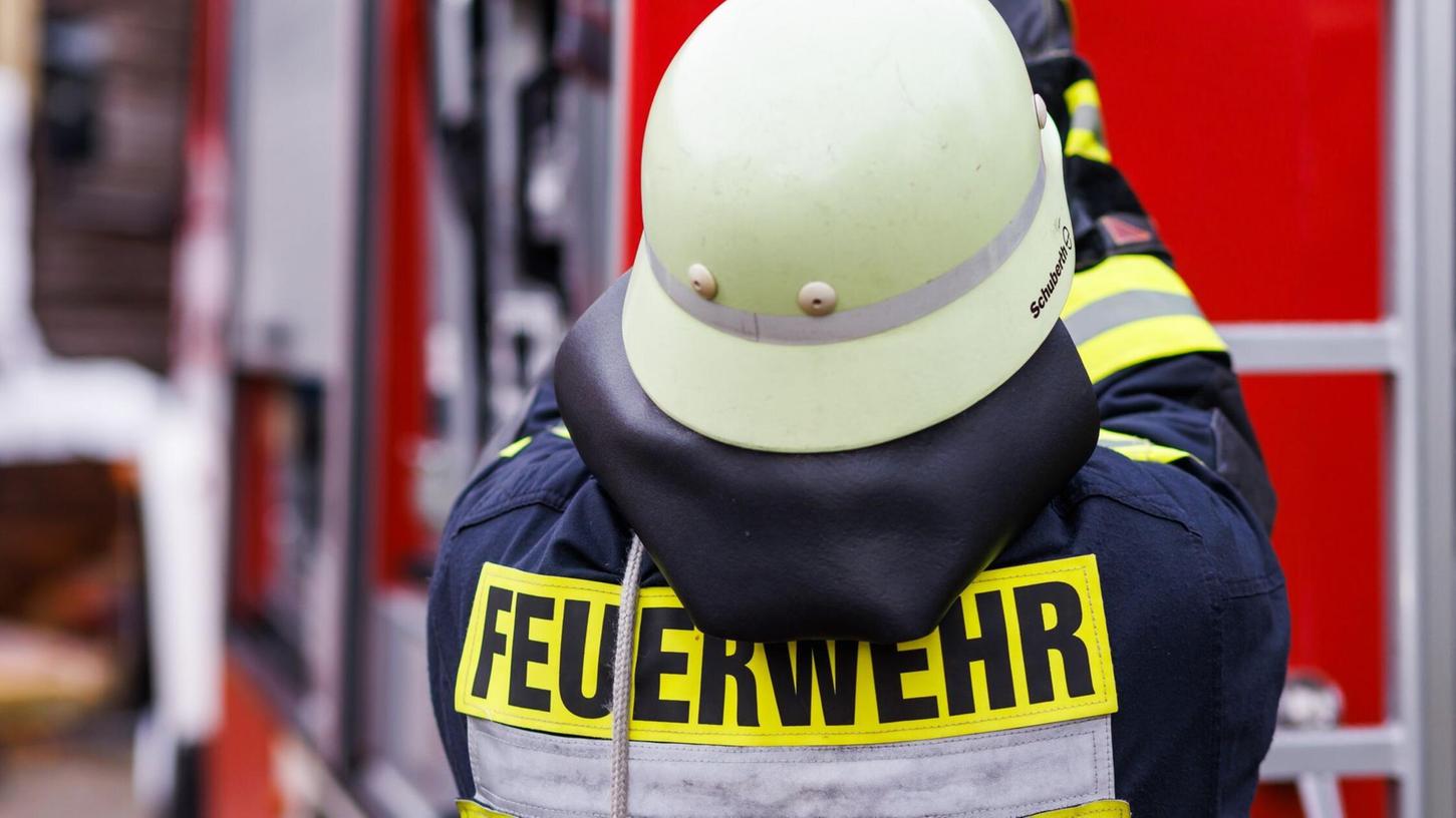 Der Schaden nach dem Brand in einer Lagerhalle ist hoch (Symbolbild). Der Schaden nach dem Brand in einer Lagerhalle ist hoch (Symbolbild).