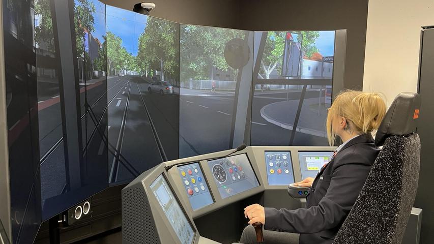 Während der Ausbildung wird auch am Straßenbanhnfahrsimulator geübt. Während der Ausbildung wird auch am Straßenbanhnfahrsimulator geübt.