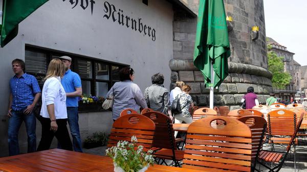 Der Balkon am Handwerkerhof lädt bereits zum Sonnen im Außenbereich ein. Zwar ist dieser kein klassischer Biergarten, trotzdem können Nürnbergerinnen und Nürnberger dort Bier trinken und den Blick über die Köningstorpassage schweifen lassen. Da sich der Balkon noch in der Nebensaison befindet, hat er aktuell von 14 Uhr bis 23 Uhr geöffnet.