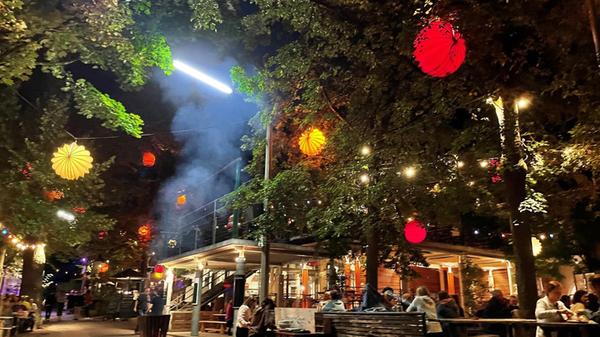 Nicht nur während der Bergkirchweih, auch sonst herrscht am Entlas Keller in Erlangen reger Betriebt. Bei Bier, Brotzeit und anderen fränkischen Gerichten lassen es sich Einheimische und Biergarten-Fans an den Kellern in Erlangen gutgehen. Die Gäste dürfen dort täglich, außer montags von 11 Uhr bis 23 Uhr Platz nehmen.