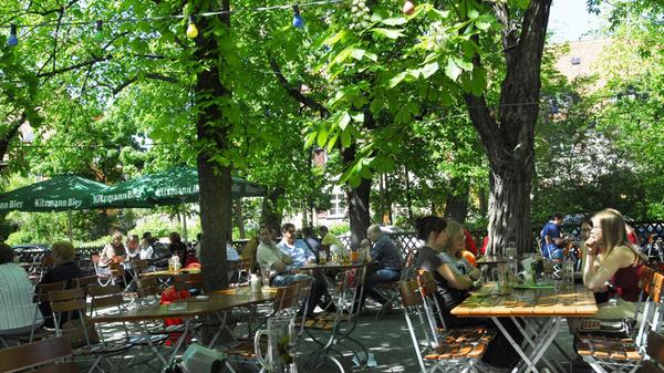 Die Saison im Biergarten am Röthelheim ist bereits im vollen Gange. Die Erlanger Gaststätte bietet frisch gezapftes Bier, zünftiges Essen und gemütliche Plätze unter großen Bäumen. Das Lokal hat täglich zwischen 11 Uhr und 23 Uhr geöffnet.