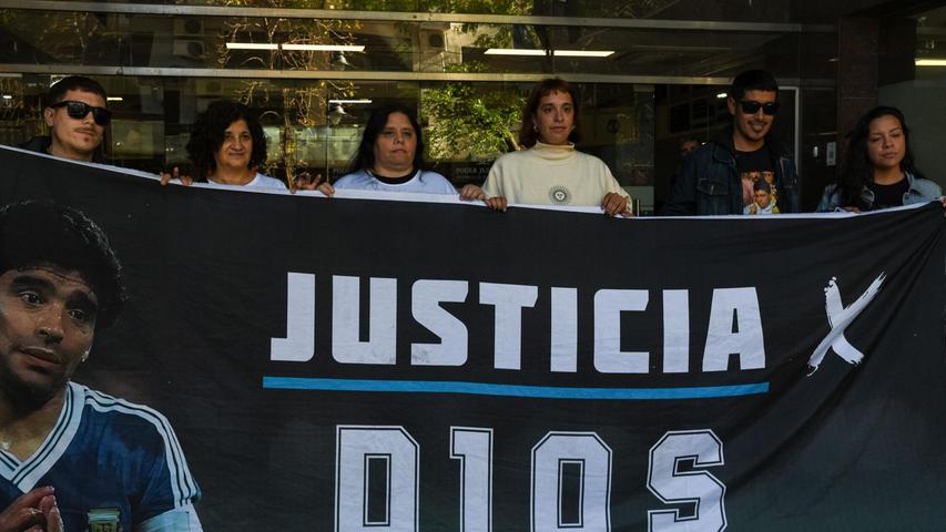 Seit Mitte März stehen Ärzte und Pfleger der argentinischen Fußballlegende wegen Totschlags vor Gericht. Seit Mitte März stehen Ärzte und Pfleger der argentinischen Fußballlegende wegen Totschlags vor Gericht.
