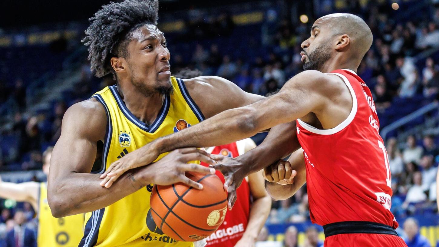 Alba-Center David McCormack wird vom MBC-Akteur Akeem Vargas attackiert. Alba-Center David McCormack wird vom MBC-Akteur Akeem Vargas attackiert.