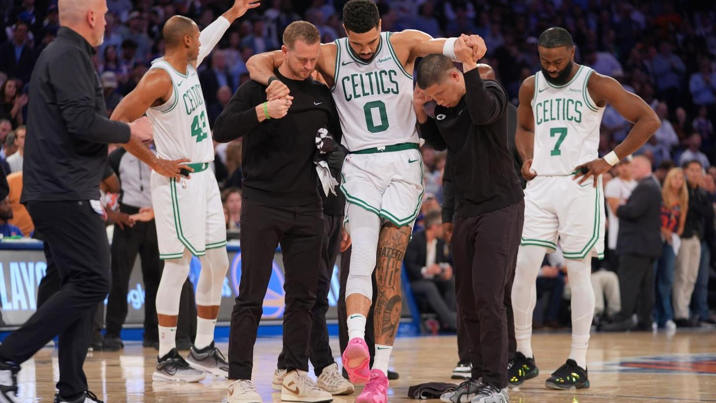 Jayson Tatum konnte beim Verlassen des Spielfeldes sein rechtes Bein nicht belasten. Jayson Tatum konnte beim Verlassen des Spielfeldes sein rechtes Bein nicht belasten.