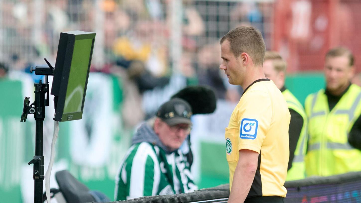 Robin Braun war Anfang Februar der erste Schiedsrichter mit einer Durchsage im deutschen Profifußball. Robin Braun war Anfang Februar der erste Schiedsrichter mit einer Durchsage im deutschen Profifußball.