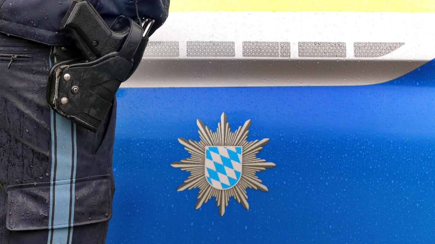 Die Polizei setzte in Oberbayern eine Schusswaffe gegen einen festgenommenen Mann ein. (Symbolbild) Die Polizei setzte in Oberbayern eine Schusswaffe gegen einen festgenommenen Mann ein. (Symbolbild)