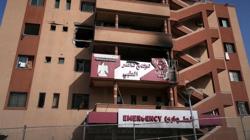 Bei dem nächtlichen Angriff wurde das Nasser-Krankenhaus in Chan Junis beschädigt. Bei dem nächtlichen Angriff wurde das Nasser-Krankenhaus in Chan Junis beschädigt.