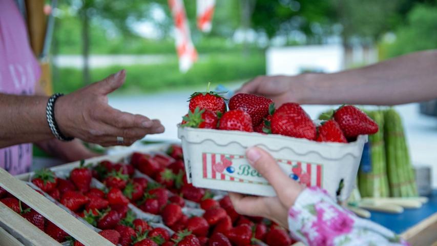 Rund 3,3 Kilo Erdbeeren essen die Menschen in Deutschland durchschnittlich im Jahr. (Archivbild) Rund 3,3 Kilo Erdbeeren essen die Menschen in Deutschland durchschnittlich im Jahr. (Archivbild)