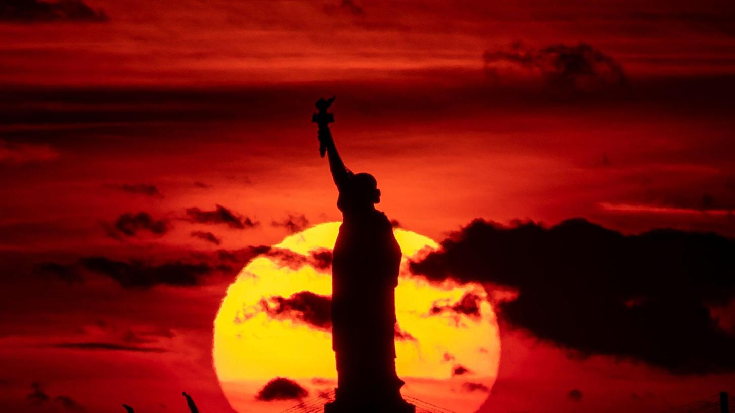 Sonnenuntergang hinter der Freiheitsstatue. (Archivbild) Sonnenuntergang hinter der Freiheitsstatue. (Archivbild)