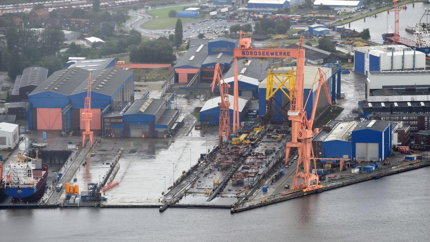 Behördenschiffe und Fähren dürfen künftig auf einer Werft im ostfriesischen Emden abgewrackt und recycelt werden. (Archivbild) Behördenschiffe und Fähren dürfen künftig auf einer Werft im ostfriesischen Emden abgewrackt und recycelt werden. (Archivbild)
