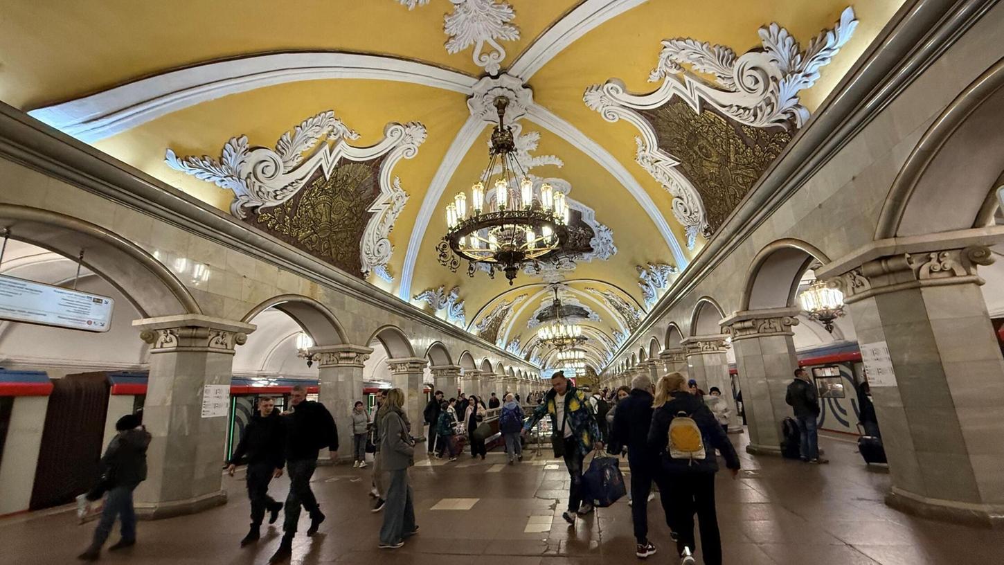 Moskaus Metro feiert in diesem Jahr ihr 90-jähriges Bestehen - die Station Komsomolskaja ist besonders prachtvoll. Moskaus Metro feiert in diesem Jahr ihr 90-jähriges Bestehen - die Station Komsomolskaja ist besonders prachtvoll.