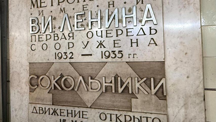 Eine Tafel an der Station Sokolniki erinnert an die Eröffnung der Moskauer Metro am 15. Mai 1935. Eine Tafel an der Station Sokolniki erinnert an die Eröffnung der Moskauer Metro am 15. Mai 1935.