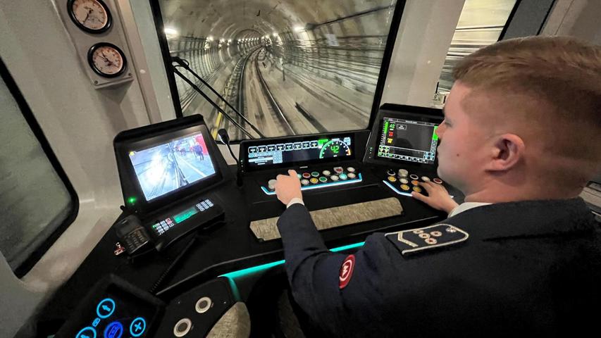 Ein U-Bahn-Fahrer lenkt einen modernen Zug auf der neuen großen Ringlinie der Metro. Ein U-Bahn-Fahrer lenkt einen modernen Zug auf der neuen großen Ringlinie der Metro.