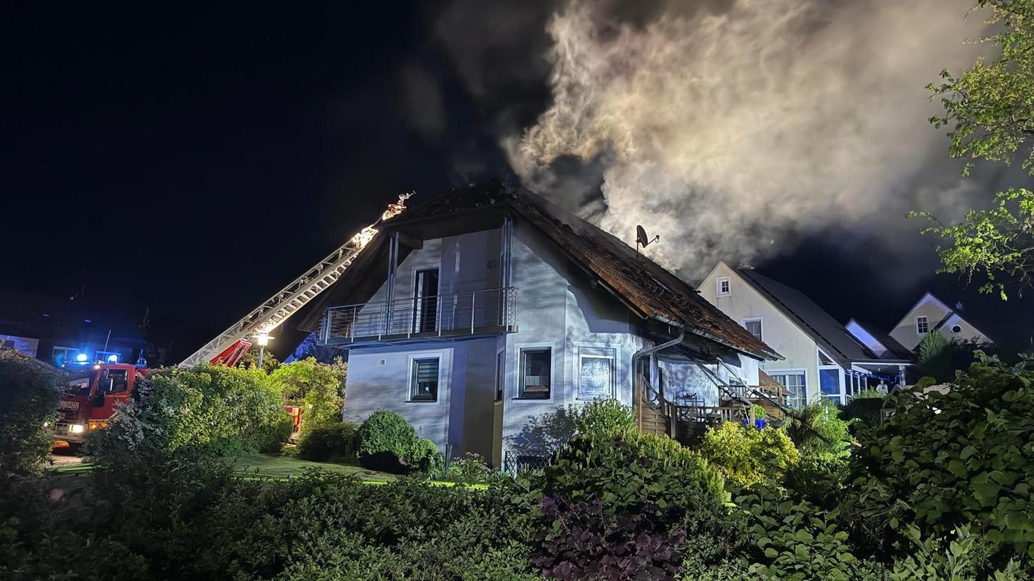 Brand eines Wohnhauses in Kastl im Landkreis Tirschenreuth: Beim Eintreffen der Einsatzkräfte stand der Dachstuhl bereits in Flammen. Brand eines Wohnhauses in Kastl im Landkreis Tirschenreuth: Beim Eintreffen der Einsatzkräfte stand der Dachstuhl bereits in Flammen.