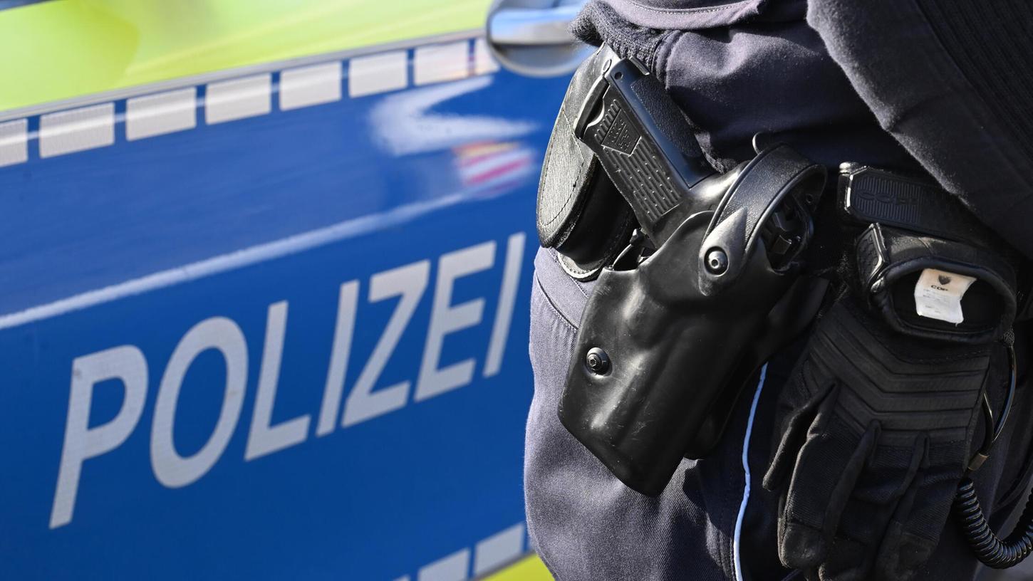In Neuburg an der Donau macht am Dienstag ein Polizist von seiner Dienstwaffe Gebrauch und schoss einem 41-jährigen Mann, der in eine JVA überstellt werden sollte, ins Bein. In Neuburg an der Donau macht am Dienstag ein Polizist von seiner Dienstwaffe Gebrauch und schoss einem 41-jährigen Mann, der in eine JVA überstellt werden sollte, ins Bein.