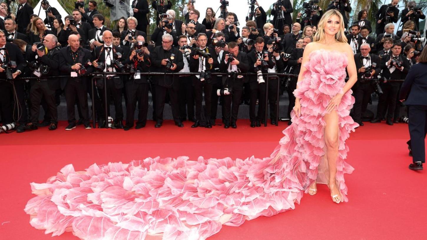 Heidi Klum erschien zur Eröffnungsgala in Cannes in einem Outfit mit langer Schleppe - ein Verstoß gegen die Kleiderordnung. Heidi Klum erschien zur Eröffnungsgala in Cannes in einem Outfit mit langer Schleppe - ein Verstoß gegen die Kleiderordnung.