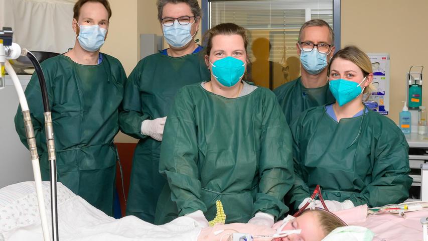 Teamleistung: Nicola Kwapil (Perfusionist, l.), Prof. Dr. Oliver Dewald (Direktor der Herzchirurgie, 2. v. l.), Prof. Dr. Heiko Reutter (Leiter Pädiatrische Intensivmedizin, 2. v. r.) und Pflegefachkraft Susanna Schmauz engagierten sich gemeinsam für Hannah und ihre Mutter Laura C. (Mitte). Teamleistung: Nicola Kwapil (Perfusionist, l.), Prof. Dr. Oliver Dewald (Direktor der Herzchirurgie, 2. v. l.), Prof. Dr. Heiko Reutter (Leiter Pädiatrische Intensivmedizin, 2. v. r.) und Pflegefachkraft Susanna Schmauz engagierten sich gemeinsam für Hannah und ihre Mutter Laura C. (Mitte).