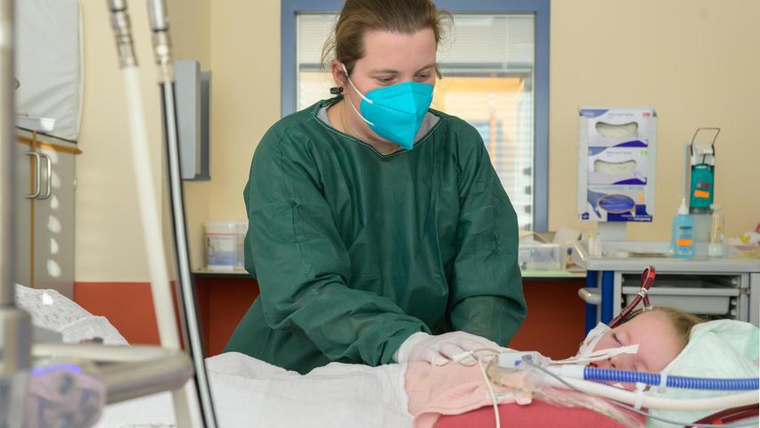 Laura C. am Bett ihrer Tochter Hannah auf der Intensivstation der Kinder- und Jugendklinik des Uniklinikums Erlangen. Sechs Tage war die Dreijährige hier an die ECMO angeschlossen. Laura C. am Bett ihrer Tochter Hannah auf der Intensivstation der Kinder- und Jugendklinik des Uniklinikums Erlangen. Sechs Tage war die Dreijährige hier an die ECMO angeschlossen.