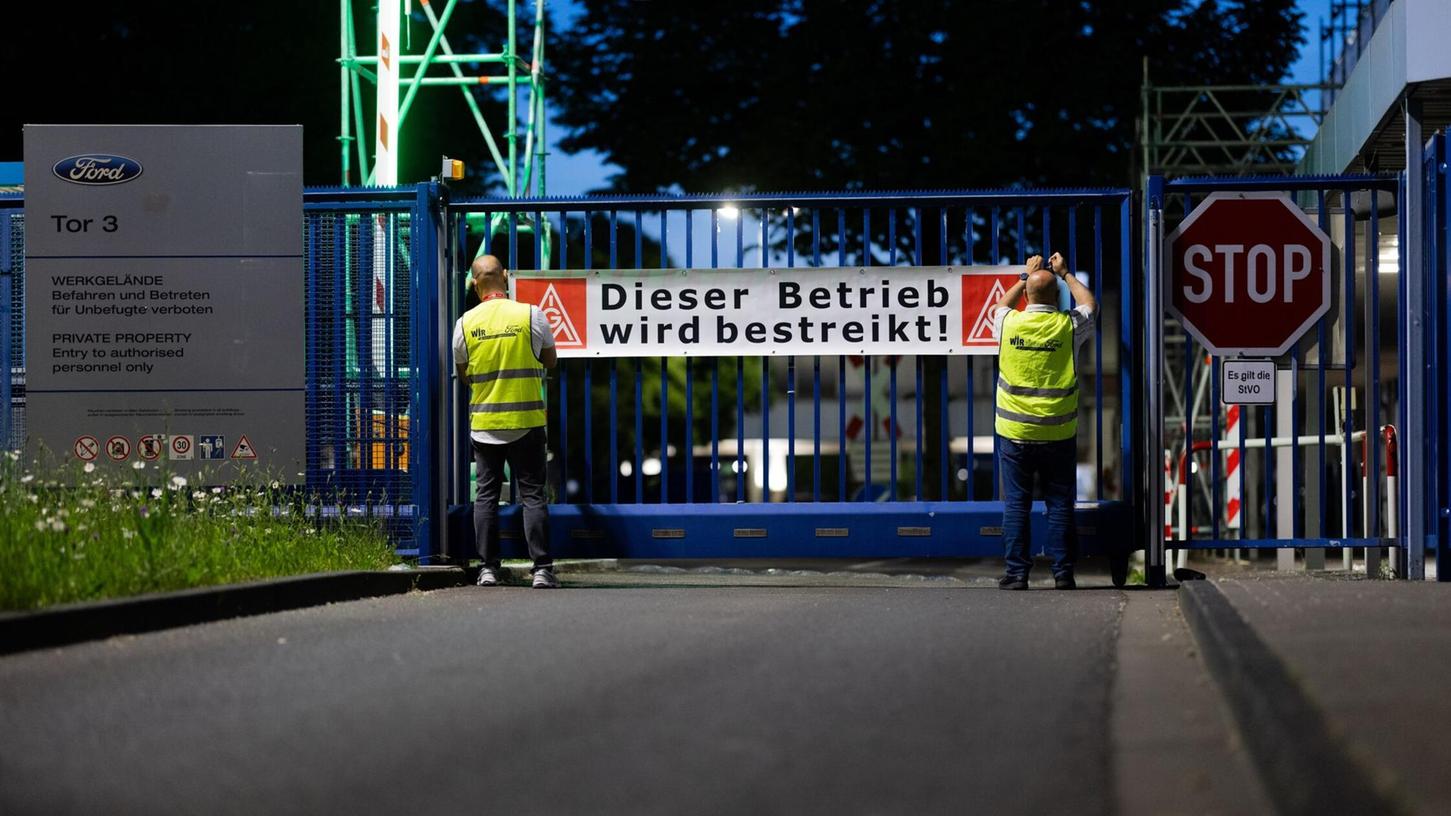 Es ist nicht zu übersehen: Die Kölner Ford-Werke werden bestreikt. Es ist nicht zu übersehen: Die Kölner Ford-Werke werden bestreikt.