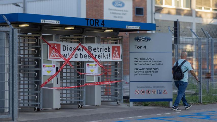 Da kommt niemand rein: ein Werkstor von Ford am Streiktor. Da kommt niemand rein: ein Werkstor von Ford am Streiktor.