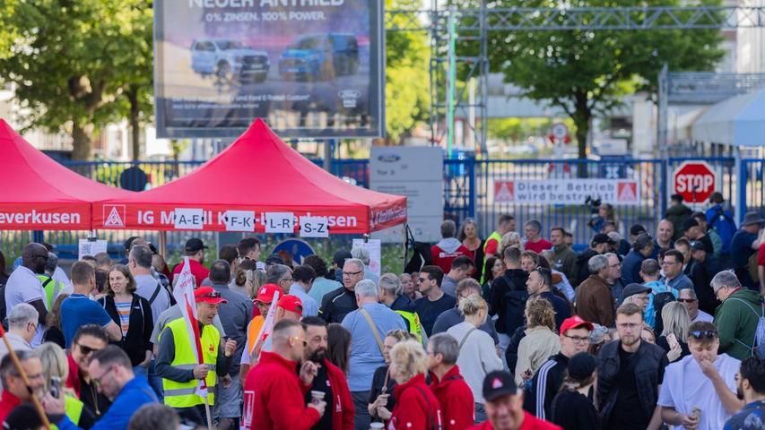 Statt zur Arbeit ins Werk zu gehen, bleiben die Streikenden vor dem Tor und holen sich Streik-Koupons ab. Statt zur Arbeit ins Werk zu gehen, bleiben die Streikenden vor dem Tor und holen sich Streik-Koupons ab.