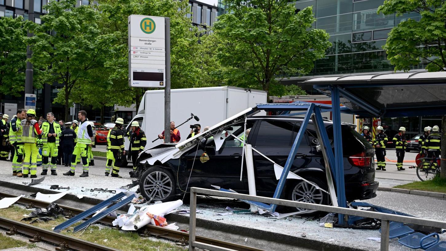 Ein Autofahrer war am 7. Mai in eine Straßenbahn-Haltestelle nahe der Donnersbergerbrücke gefahren. (Archivbild) Ein Autofahrer war am 7. Mai in eine Straßenbahn-Haltestelle nahe der Donnersbergerbrücke gefahren. (Archivbild)