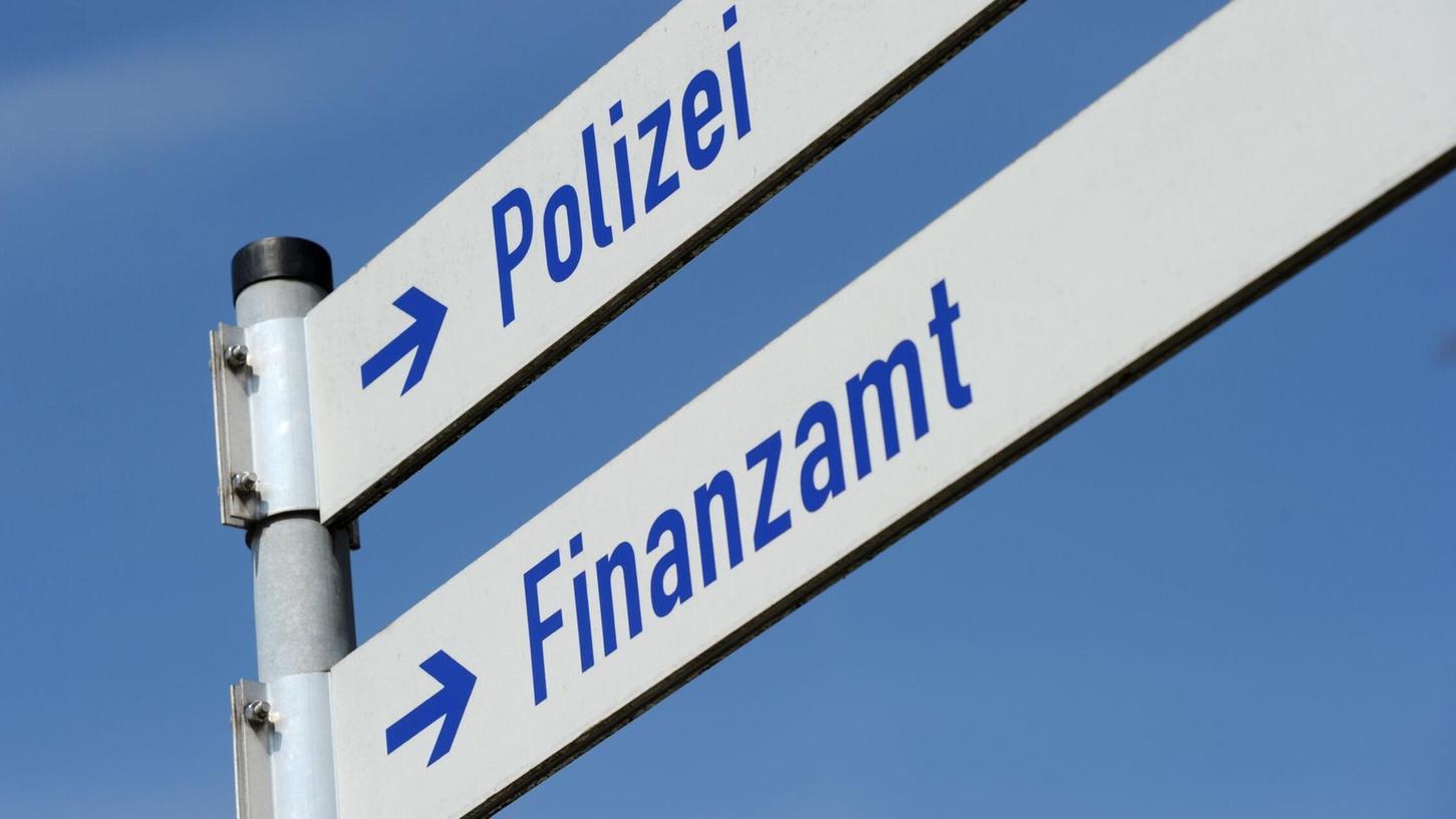 Nach wie vor gehen dem Staat jedes Jahr Milliarden Euro durch Steuerhinterziehungen verloren. Das neue Kompetenzzentrum Steuerstrafrecht in München soll deshalb die Ermittlungen forcieren. (Illustration) Nach wie vor gehen dem Staat jedes Jahr Milliarden Euro durch Steuerhinterziehungen verloren. Das neue Kompetenzzentrum Steuerstrafrecht in München soll deshalb die Ermittlungen forcieren. (Illustration)