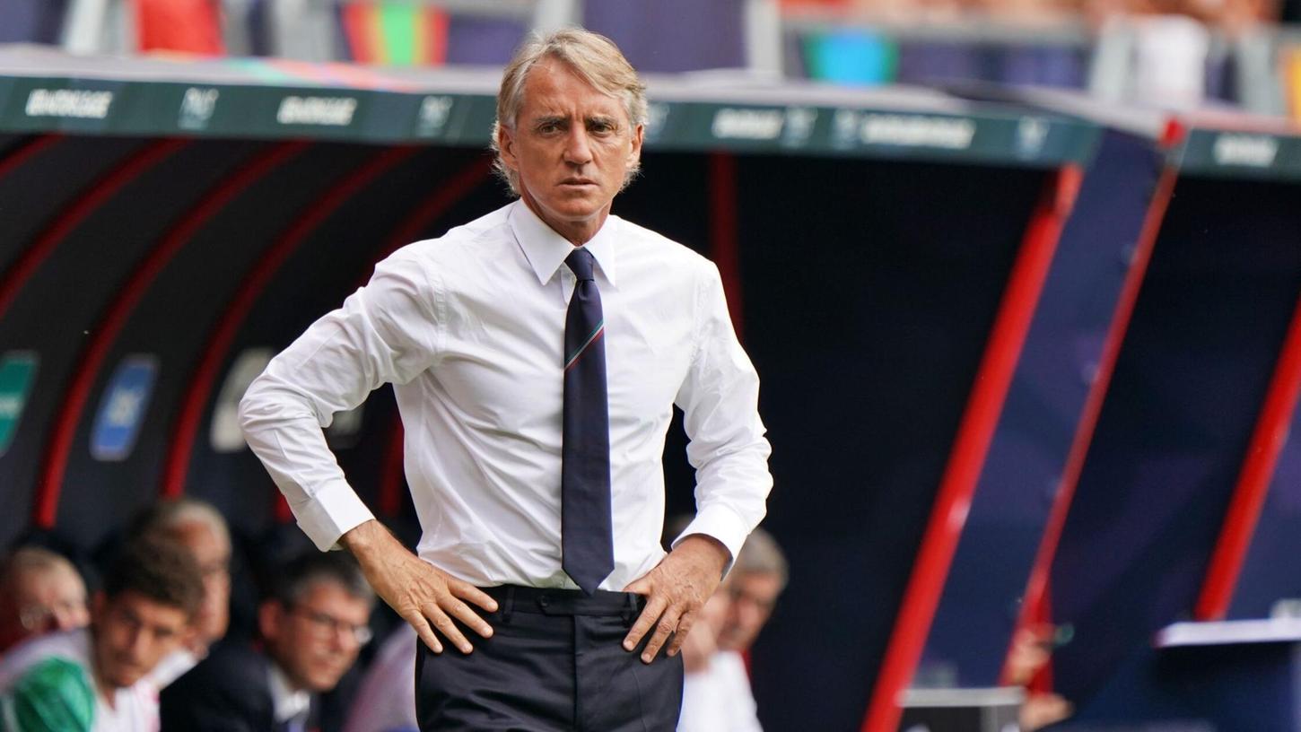 Der ehemalige italienische Nationaltrainer Roberto Mancini prägte als Spieler die erfolgreiche Ära von Sampdoria Genua maßgeblich mit. Jetzt steigt der Verein in die 3. Liga ab. Der ehemalige italienische Nationaltrainer Roberto Mancini prägte als Spieler die erfolgreiche Ära von Sampdoria Genua maßgeblich mit. Jetzt steigt der Verein in die 3. Liga ab.