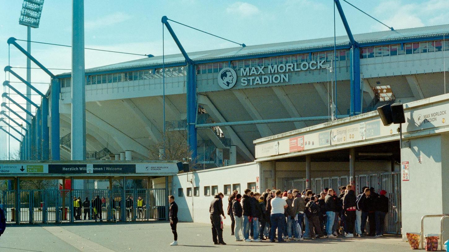 Fans vor dem Max-Morlock-Stadion - im nächsten Jahr werden sie mehr berappen müssen. Fans vor dem Max-Morlock-Stadion - im nächsten Jahr werden sie mehr berappen müssen.