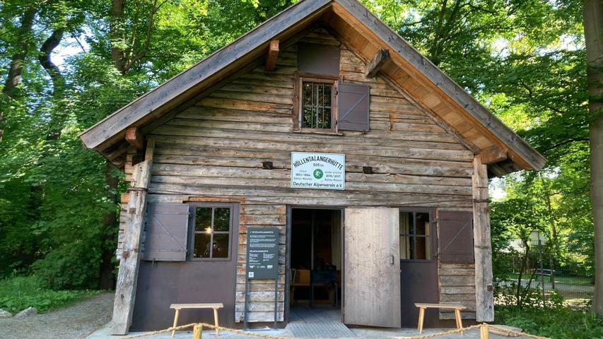 Die originale Höllentalangerhütte aus den Jahren 1893/94 wurde Stück für Stück im Garten des Alpinen Museum aufgebaut. Die originale Höllentalangerhütte aus den Jahren 1893/94 wurde Stück für Stück im Garten des Alpinen Museum aufgebaut.