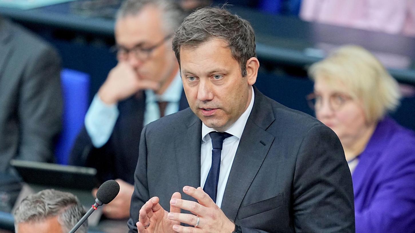 Klingbeil antwortete im Bundestag auf Fragen der Abgeordneten. Klingbeil antwortete im Bundestag auf Fragen der Abgeordneten.